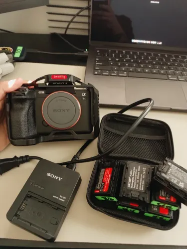 Vendo A7SIII com cage + 6 baterias e carregador original