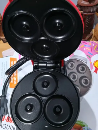 Duas Máquinas de Donuts, 127v, pelo preço de uma, Uma faz 6 Donuts e a outra 3 por vez