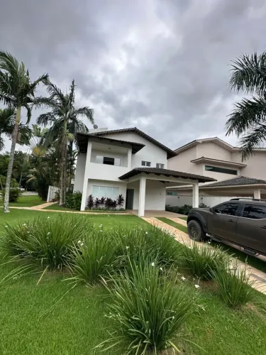 Lote de Esquina: Sobrado de Alto Padrão no Condomínio Granville