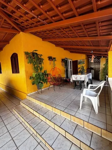 Casa sozinha no lote no Jardim Pompéia em Goiânia, com energia fotovoltaica e amplo quinta