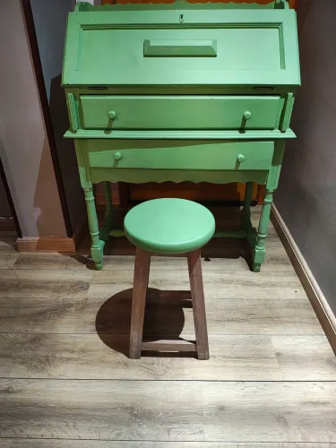 Escrivaninha com banquinho 