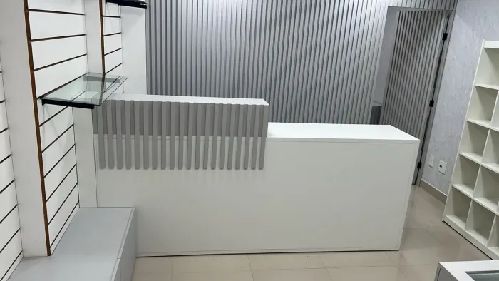 Móveis para loja completos semi novos e ar condicionado