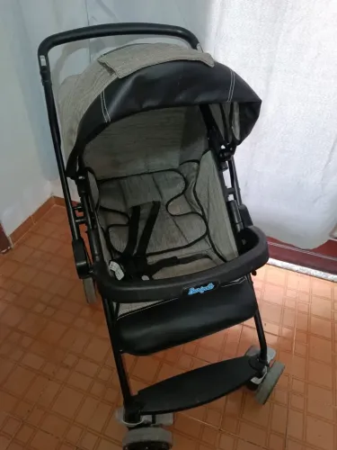 Carrinho Burigotto com bebê conforto
