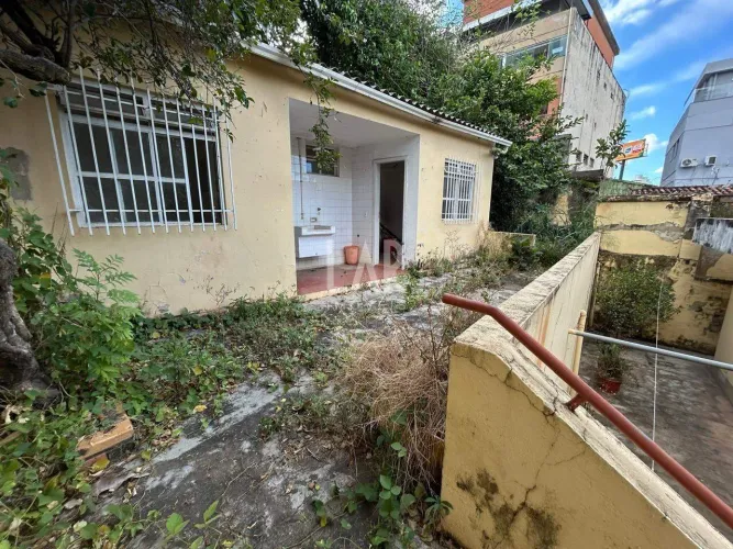 Casa à venda no Bairro Sion (BH) 258,23 m² interna, 2 vagas e quintal