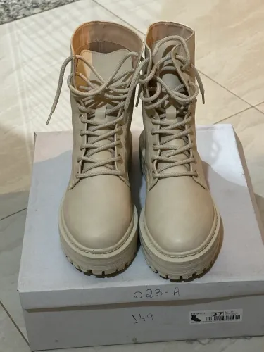 Bota feminina off white tamanho 37