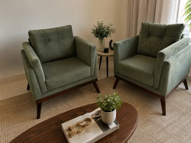 Poltronas em madeira maciça