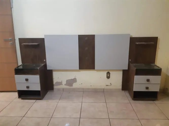 Cabeceira conjugada com dois criados mudo 
