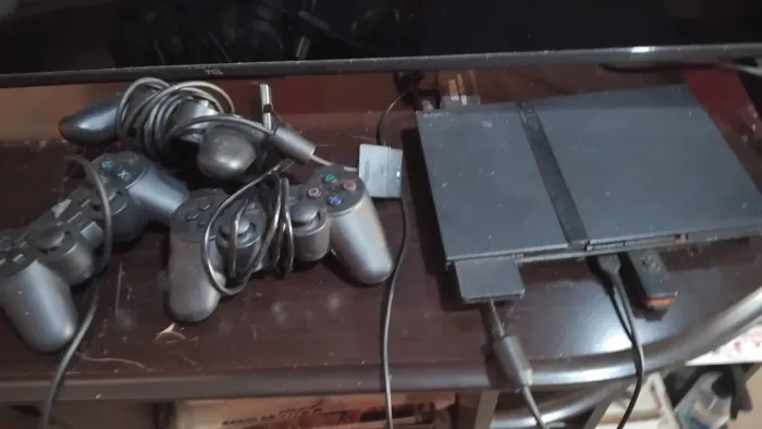 Playstation 2 usado,em boas condições,com:2 controles novos,1 usado,1 pendrive com 11 jogo