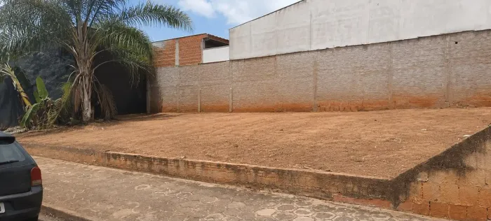 Vendo lote localizado no centro de Macaubal