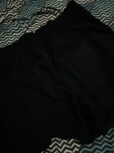 Short feminino clochard com amarração preto visco linho