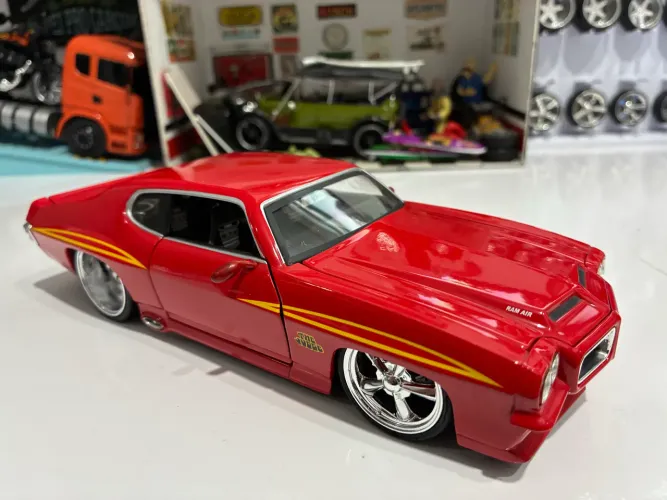 Miniatura Pontiac GTO 71 vermelhos