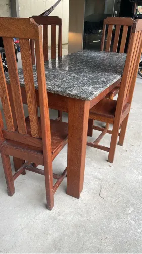 Mesa em Angelim com tampa de mármore