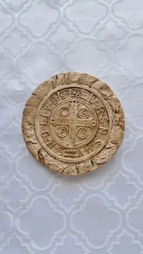 Medalha de São Bento em gesso
