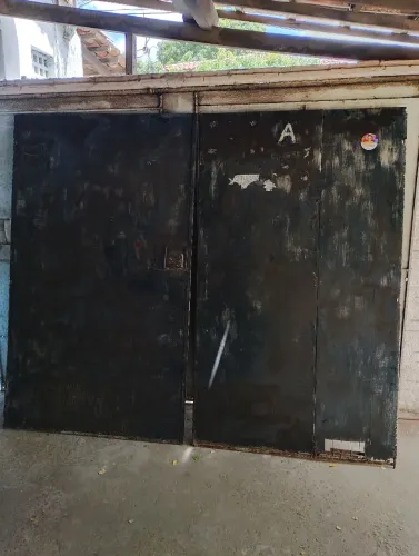Portão de ferro bem conservado 