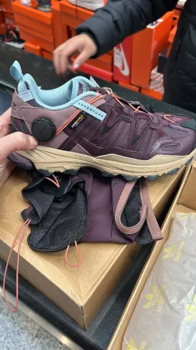 Bota nova adidas número 40