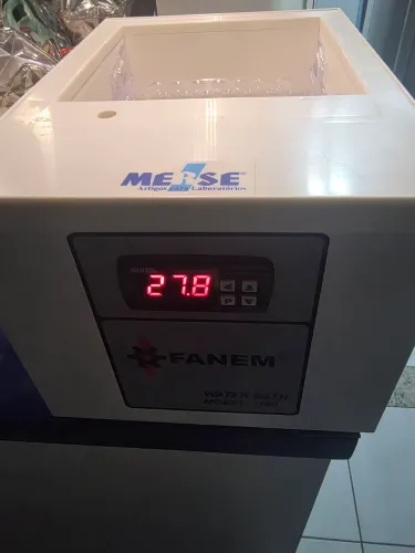 um banho-maria Fanem Modelo 1100