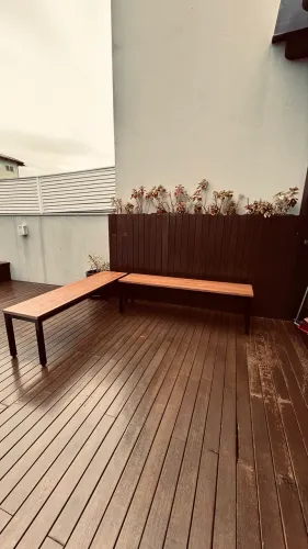 Banco com pés em aço