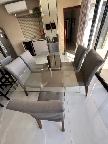Mesa de Jantar 1,80 x 1,00 de vidro temperado e cadeiras com capa protetora