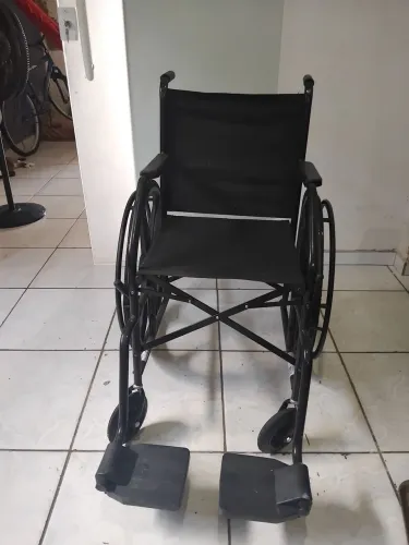 Cadeira de Roda com menos de um ano de uso.