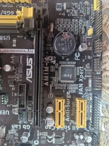 Placa-mãe ASUS AM1M-A (com soquete AMD AM1 e fator de forma micro-ATX).