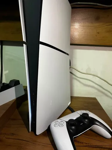 PS5 Slim Digital 825GB + Base DualSense | 5 meses de uso | Na caixa