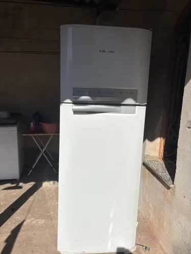 Vendo geladeira Eletrolux LEIA O ANÚNCIO