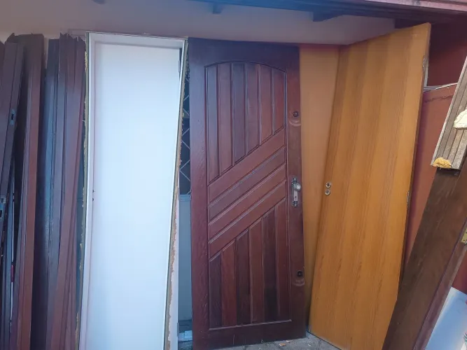 Vendo 4 portas completas, com caixilhos e vistas, uma delas em madeira maciça. R$ 800,00 