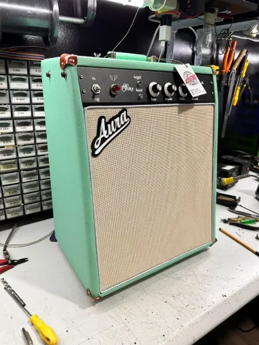Aura Amps Shine Deluxe Custom Shop Amplificador Valvulado 12w Clean Fender