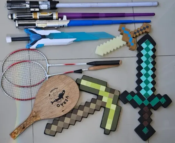 Lote de sabre de luz, espadas e outros brinquedos
