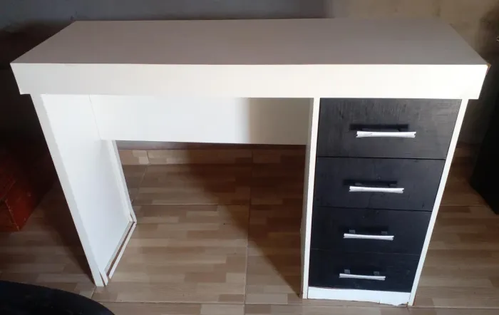 MESA BRANCA COM PRETA COM 4 GAVETAS