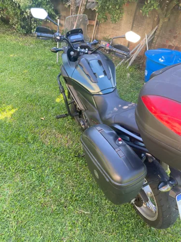 Linda moto, muito inteira