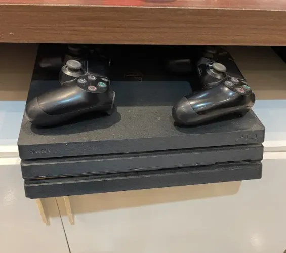 PlayStation 4 Pro + 55 Jogos Originais em Mídia Física + 2 Controles Originais + Suporte