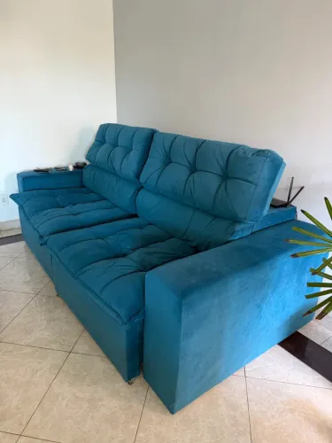 Sofá retrátil e reclinável na cor azul , super confortável.