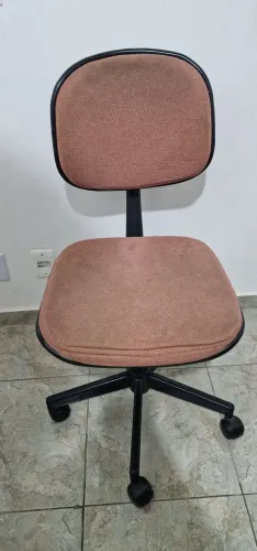 Cadeira de escritorio com rodas