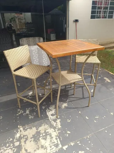 Mesa Bistrô com 2 banquetas ! ( Peça de mostruário)