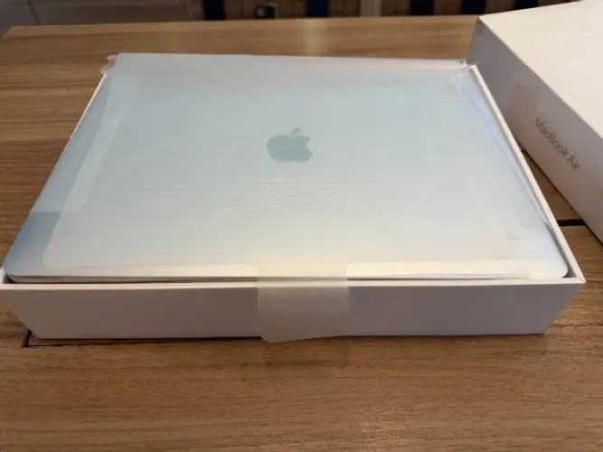 MacBook Air 2020 Processador M1 8GB DDR4 240GB SSD (Sem detalhes)