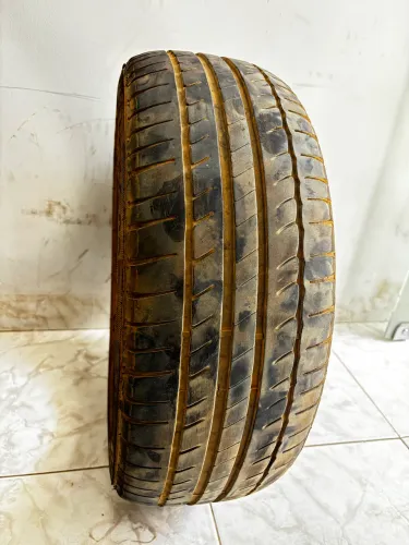 Vende-se 1 Pneu 205/55/16. Valor 120$