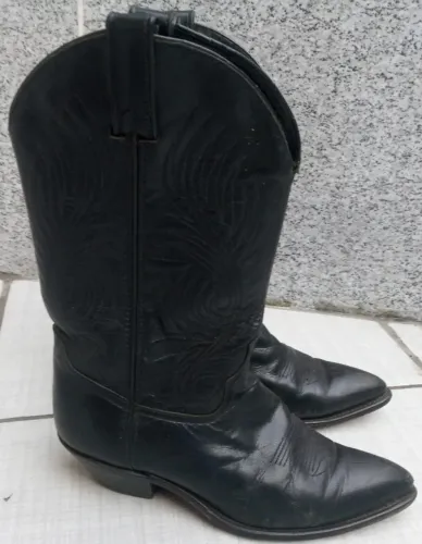 Bota Preta Feminina de Couro Usada Tamanho Número 37 Cano médio R$ 69