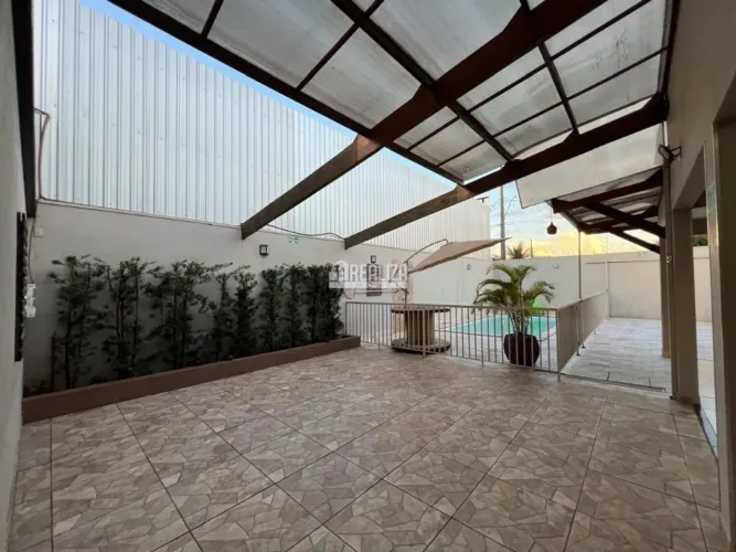 Casa a venda com 2 Suítes e Piscina no bairro Laranjeiras em Uberaba