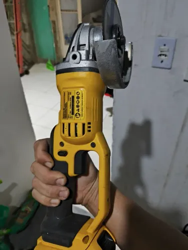 ESMERILHADEIRA A BATERIA DEWALT COM DUAS BATERIAS 4 AH