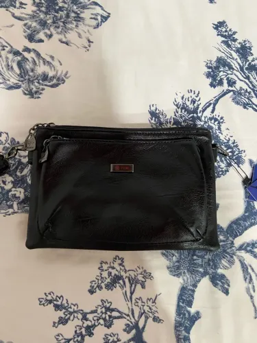 Bolsa pequena com muitos bolsos