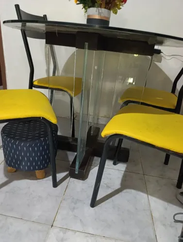 Mesa de vidro. Acompanha 4 cadeiras.