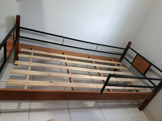 Cama solteiro ideal para apartamento , 95cm largura e 1,95m de comprimento.
