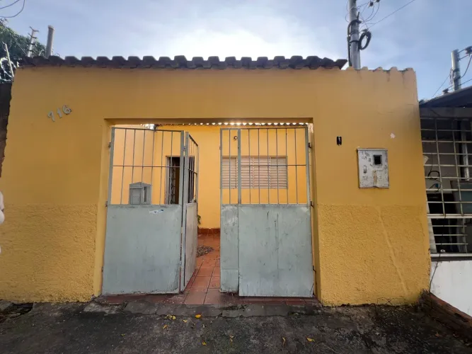 CASA EM CORUMBA PRÓXIMO AO CENTRO DA CIDADE. 1 SALA 2 QUARTOS 1 BANHEIRO 1 VARANDA NO VALO