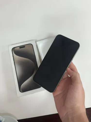 Vendo celular 15 pro Max, 84% de bateria, seminovo.