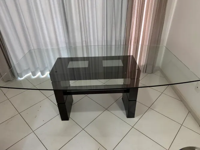 Mesa de vidro, base de madeira