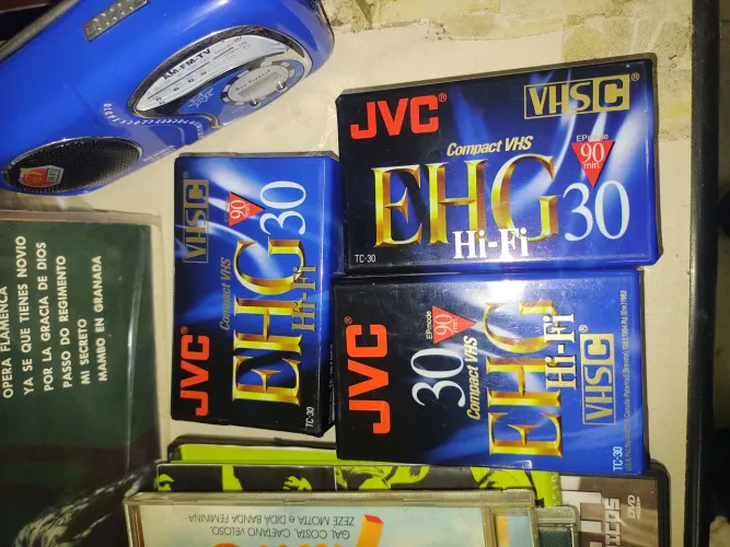 Fitas vídeo, mini, lacradas, 3u. E outros.