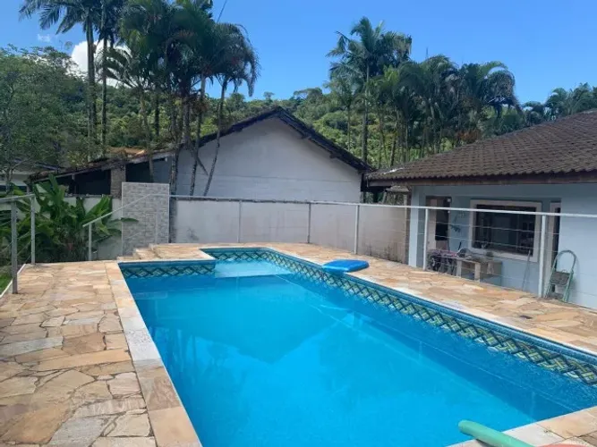 Casa 3 dormitórios, condomínio em Caraguatatuba, fácil acesso próximo à praia, permuta
