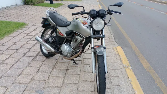 Honda CG 125 Titan KS ano 2003 Prata.