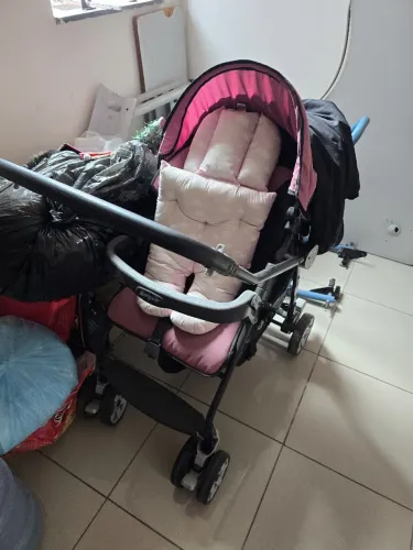 Carrinho de bebê menina